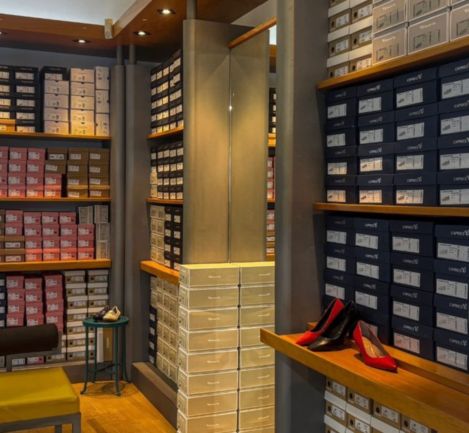 Décolleté rossi e nuove collezioni donna esposti in boutique
